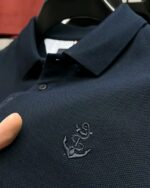 Polo brodé sur un ceintre.