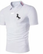 Polo à manches courtes sur fond blanc.