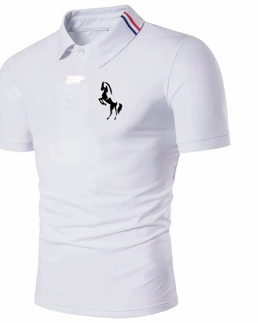 Polo à manches courtes sur fond blanc.