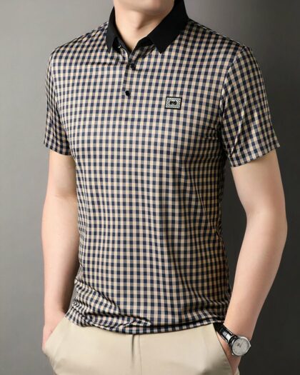 Homme portant un polo à carreaux et manches courtes.