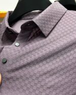 Polo violet avec des carreaux sur un ceintre.