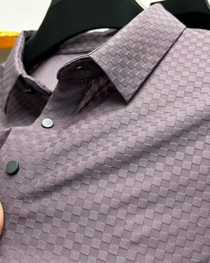 Polo violet avec des carreaux sur un ceintre.