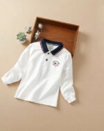 On voit un polo manches longues blanc avec un col bleu