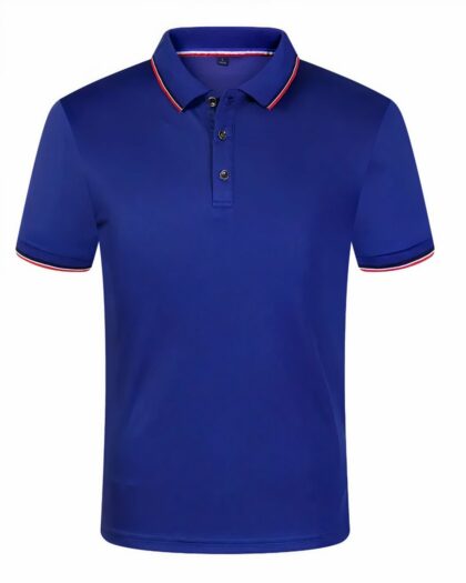 Polo à manches courtes bleu sur fond blanc.