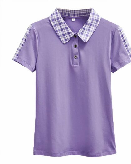 Phot d'un polo de golf violet avec col à carreaux violets et blancs et bande à carreaux de même couleur sur les manches et l'épaule, le tout sur un fond blanc