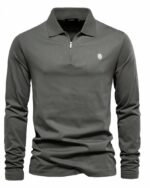 Polo de sport gris sur fond blanc.