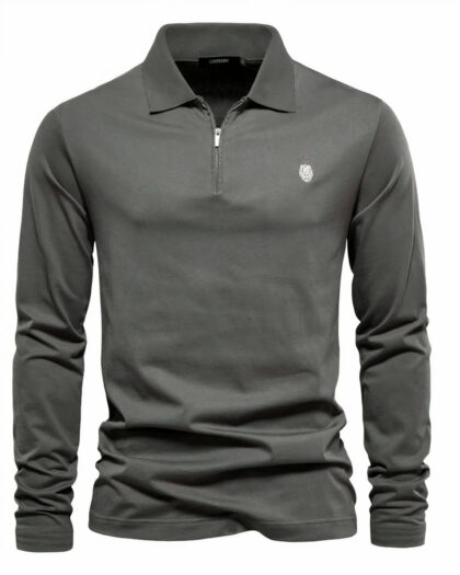 Polo de sport gris sur fond blanc.