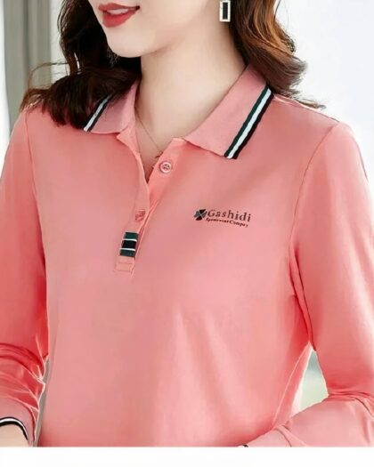 Polo rose à manches longues avec des liserets bleu et blanc au col et au poignet