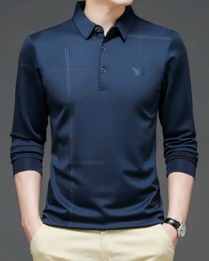 Homme portant un polo à manches longues bleu sur un fond gris.