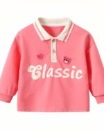 Polo en coton à manches longues rose, écrit classique en blanc.