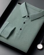 Polo à manches longues plié sur une table.