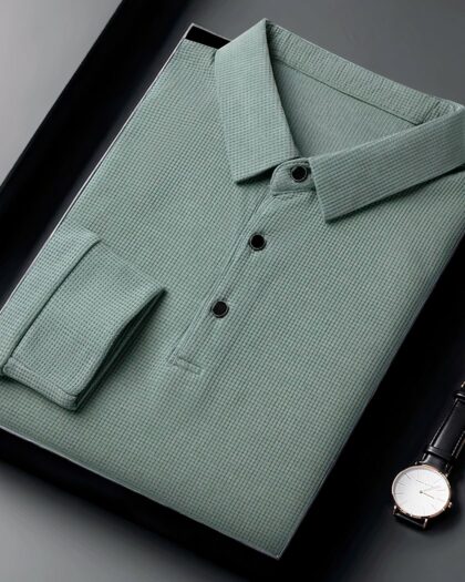 Polo à manches longues plié sur une table.