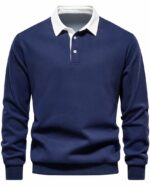 Polo bleu à manches longues pour homme sur un fond blanc.