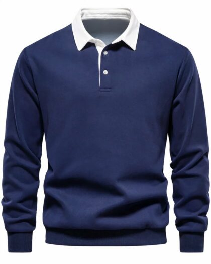 Polo bleu à manches longues pour homme sur un fond blanc.