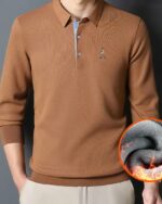 Homme portant un polo à manches longues marron sur fond gris.