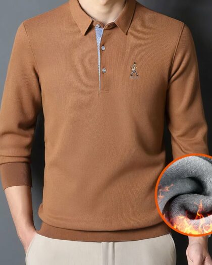 Homme portant un polo à manches longues marron sur fond gris.