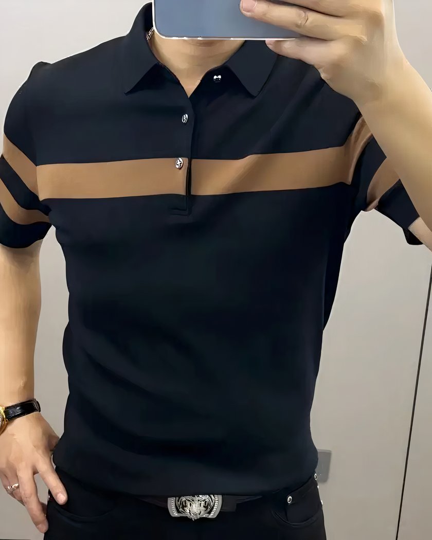 Homme portant un polo à manches courtes et se prenant en photo dans un miroir.