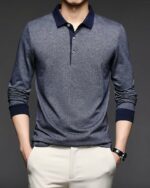 Homme portant un polo à manches longues gris.