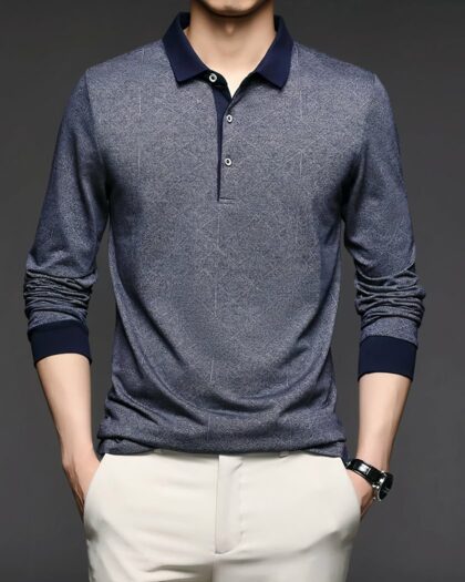 Homme portant un polo à manches longues gris.