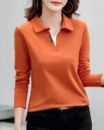 Polo à manches longues avec une couleurs différente au col. Porté par une femme en pantalon noir