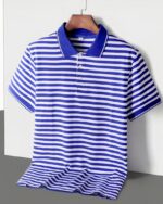Polo marinière bleu à manches courtes en coton pour homme accroché sur un cintre.