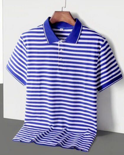 Polo marinière bleu à manches courtes en coton pour homme accroché sur un cintre.
