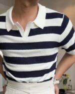 Polo marinière en éponge porté par un homme avec un pantalon beige.