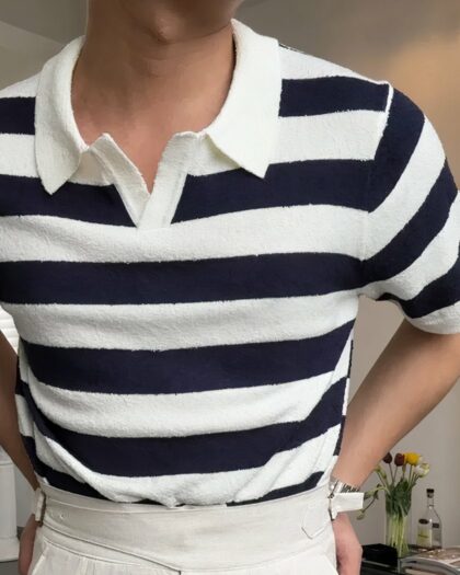 Polo marinière en éponge porté par un homme avec un pantalon beige.