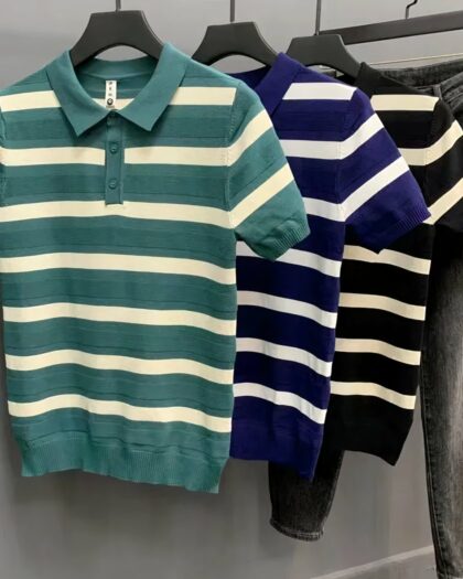 Photo de polo marinière à larges rayures de différentes couleurs sur des cintres sur un portant.