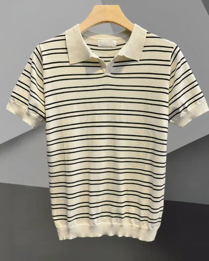 Polo marinière léger double rayures sans boutons pour homme sur un cintre sur fond gris.