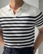 Photo d'un polo marinière sans boutons porté par un homme.