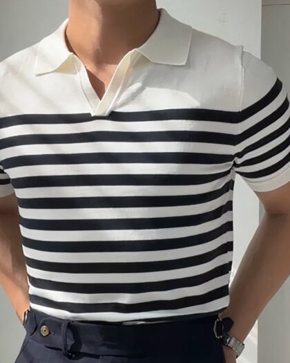 Photo d'un polo marinière sans boutons porté par un homme.