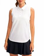 Photo d'une femme debout portant un polo sans manche blanc pour le sport et une jupe noire le tout sur un fond blanc