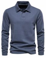 Polo à manches longues sur fond blanc.