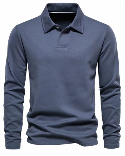 Polo à manches longues sur fond blanc.