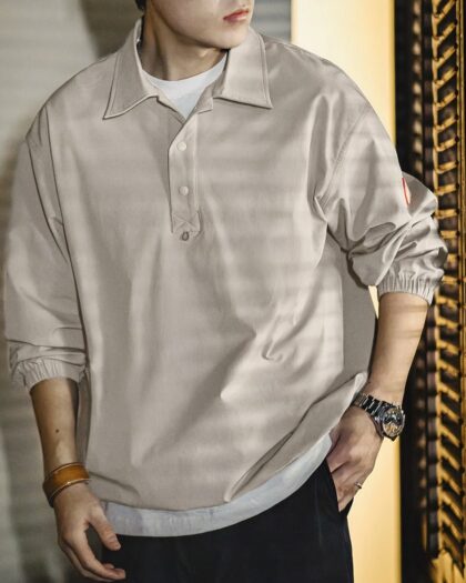 Photo d'un homme portant un polo vintage ample à manches longues beige