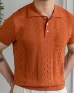Polo vintage texturé orange porté par un homme.