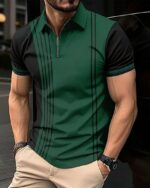 Polo zippé bicolore vert et oir avec des détails rayés, porté par un homme avec un pantlon beige, les mains dans les poches.