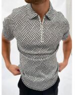 Homme portant un polo zippé imprimé chevron noir et blanc.