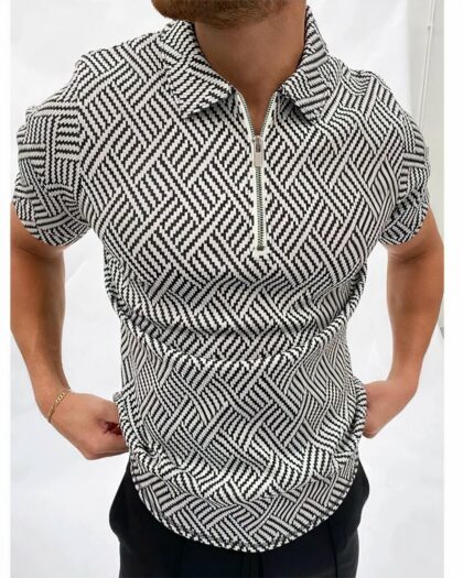 Homme portant un polo zippé imprimé chevron noir et blanc.