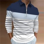 Polo zippé manches longues à rayures porté par un homme avec les mains dans les poches de son pantalon.