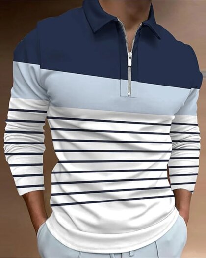 Polo zippé manches longues à rayures porté par un homme avec les mains dans les poches de son pantalon.