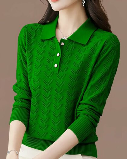 Photo d'une femme portant un pull polo en tricot vert sur un bas blanc le tout sur un fond de mur marron