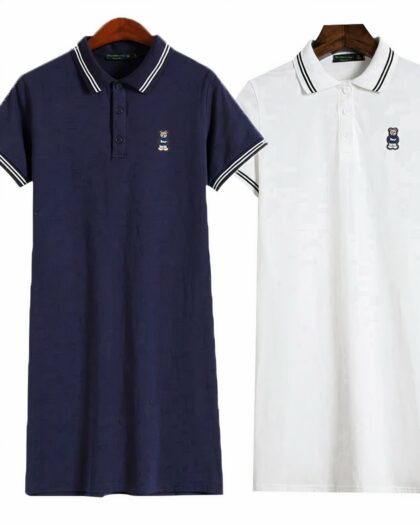 Photo de deux robes polo une bleu marine et une blanche sur cintres cols et bords des manches avec une double rayure de couleur opposée le tout sur un fond blanc