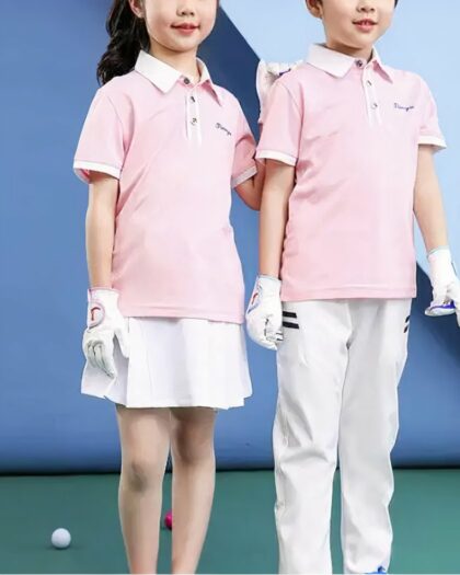 2 enfants habillés avec un polo rose avec un col blanc et une jupe et un pantalon pour le deuxième enfant