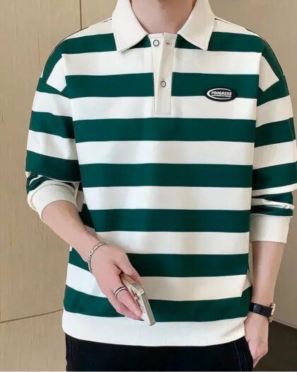 On voit un homme qui porte un polo manches longues vert et blanc d'entraînement.