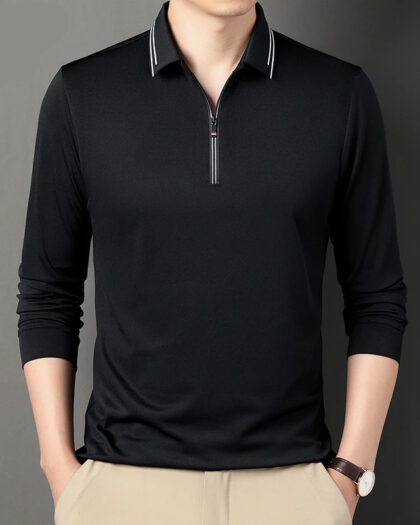 Polo noir à manches longues porté par un homme avec un pantalon blanc