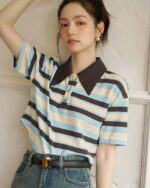 Photo d'une femme portant un polo vintage rayé pour femme