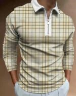 Photo d'un homme portant un polo zippé manches longues à carreaux avec les mains dans les poches d'un jogging.