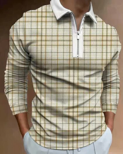 Photo d'un homme portant un polo zippé manches longues à carreaux avec les mains dans les poches d'un jogging.